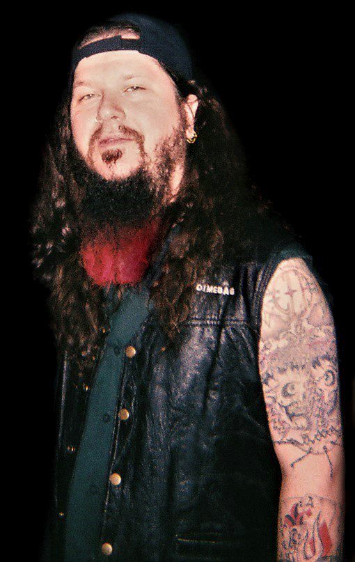 Dimebag Darrell posing for a fan photo in June 2004, with his goatee dyed and a cap on