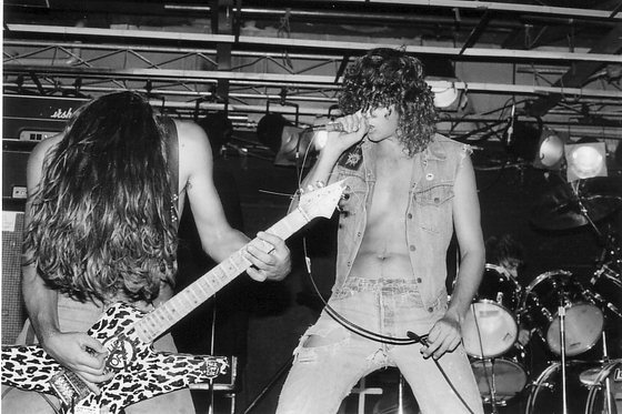 Live, photographed by Stu Taylor.